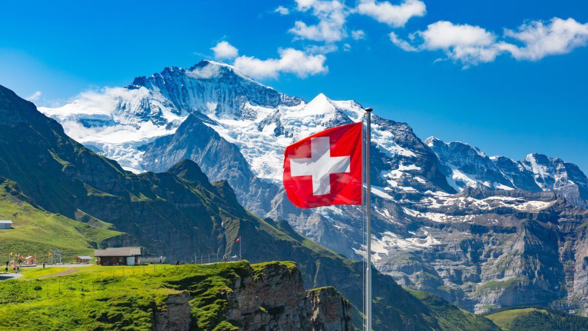 🇨🇭Suisse : un référendum pour limiter l’immigration et la population à 10 millions L’UDC, principal parti de droite en Suisse, a déposé un référendum visant à limiter l’immigration et la population du pays à 10 millions d’habitants d’ici à 2050. Si la population dépasse cette…