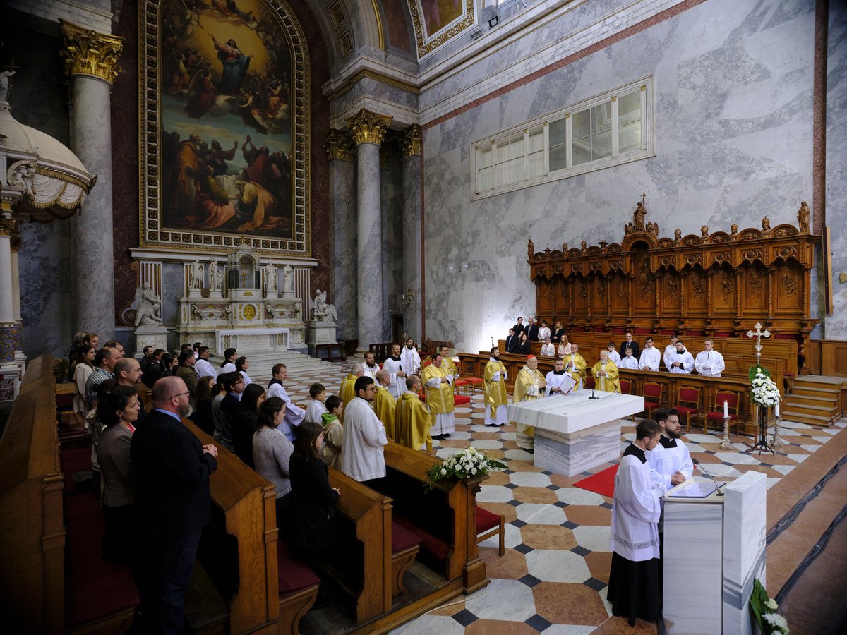 #CardinalErdő consecrating #Esztergom altar: The crucifix is on or next to the altar so that in Holy Mass we see each other looking at Christ. This is the real message of such liturgical space: we're not only friends but celebrate the Living Christ himself who redeemed us.