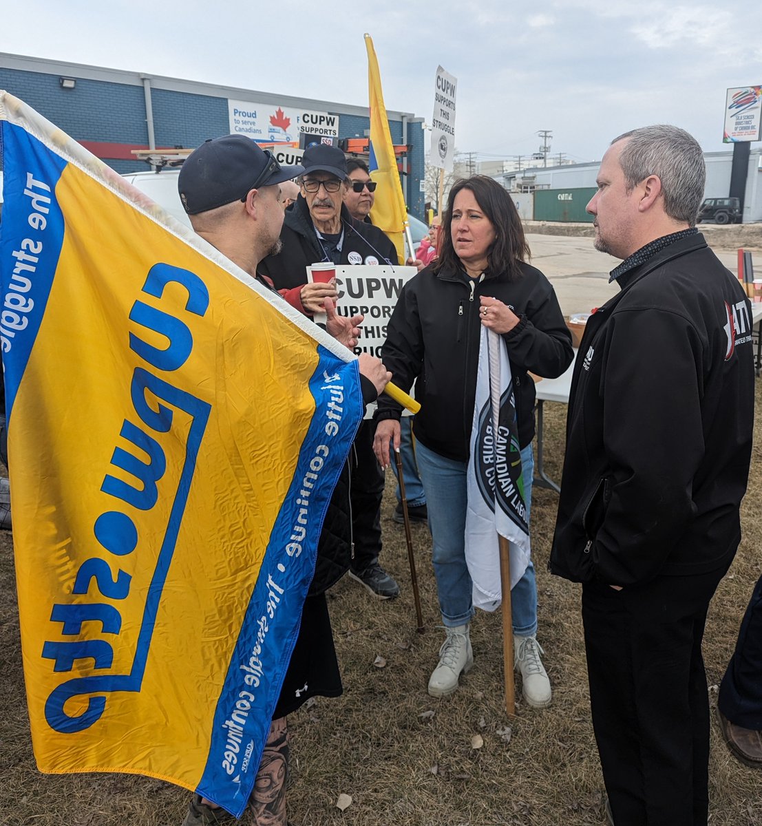 The Canadian Union of Postal Workers of Winnipeg held a solidarity picket today Monday, April 15 to raise awareness about an unsafe work method being imposed on letter carriers that will add considerable walking distance to their postal routes. #mbploi @cupw @WLC1894 #solidarity