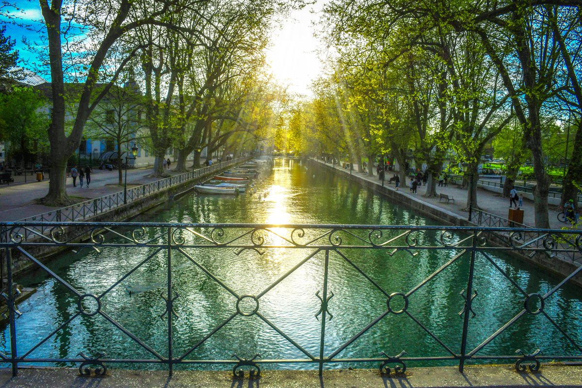 End of the day in Annecy (Canal Vassé seen from the Pont des Amours).
Discover Lake Annecy on the blog 👉 frenchmoments.eu/lake-annecy/
.
.
.
#frenchmoments #auvergnerhonealpestourisme #lakeannecy #iLakeAnnecy #savoiemontblanc #explorefrance #EnFranceAussi #MagnifiqueFrance