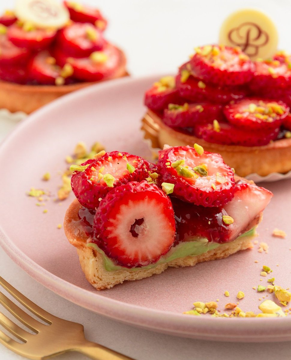 Craving something sweet and nutty? Try our strawberry pistachio tartlet! 🍓Bite into layers of velvety pistachio ganache, sweet strawberry jam, and crunchy toasted pistachios. 😋