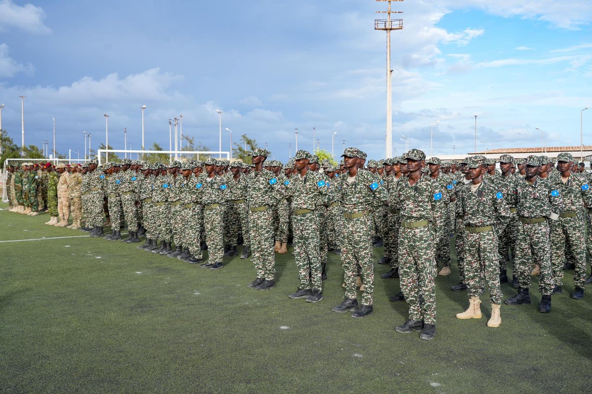 President @HassanSMohamud, alongside Defense Minister @Amohamednur and @SNAForce Commander Gen. Ibrahim Sheikh Muhuddin, visited General Daud's camp, home to the 18th brigade of SNA commandos in GorGor. The President commended the forces for their dedication to liberating the…