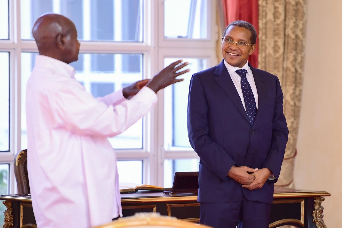 .@KagutaMuseveni hosts former Tanzanian President Jakaya Kikwete.