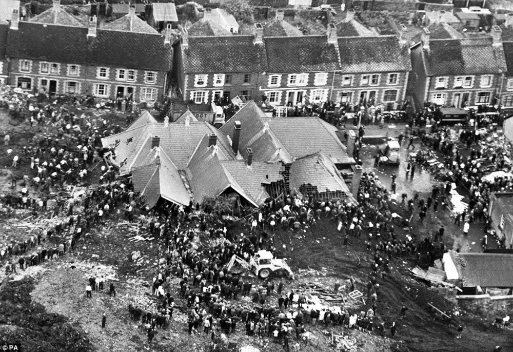 A Tragédia Esquecida: O Colapso Mortal em Aberfan

Há 57 anos, em 21/10/1966, uma das maiores tragédias da história do Reino Unido acontecia em uma pequena vila mineira do País de Gales. Uma enorme massa de lama negra, formada pelo acúmulo de água nos rejeitos de rocha e xisto da…