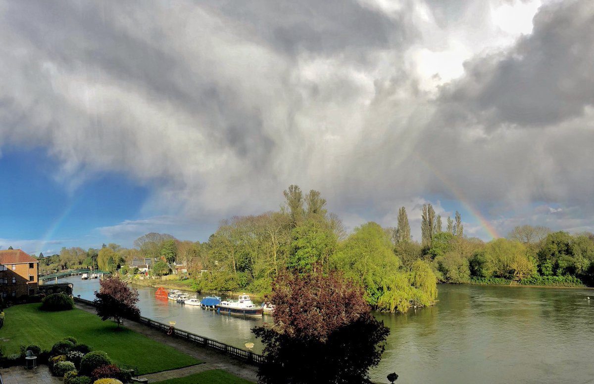 Oh my we have a second rainbow at Twickenham - this time not a double one.  🌈

@metoffice #loveukweather #rainbow #rainyday #AprilShowers @bbcweather @itvweather @BBCLondonNews