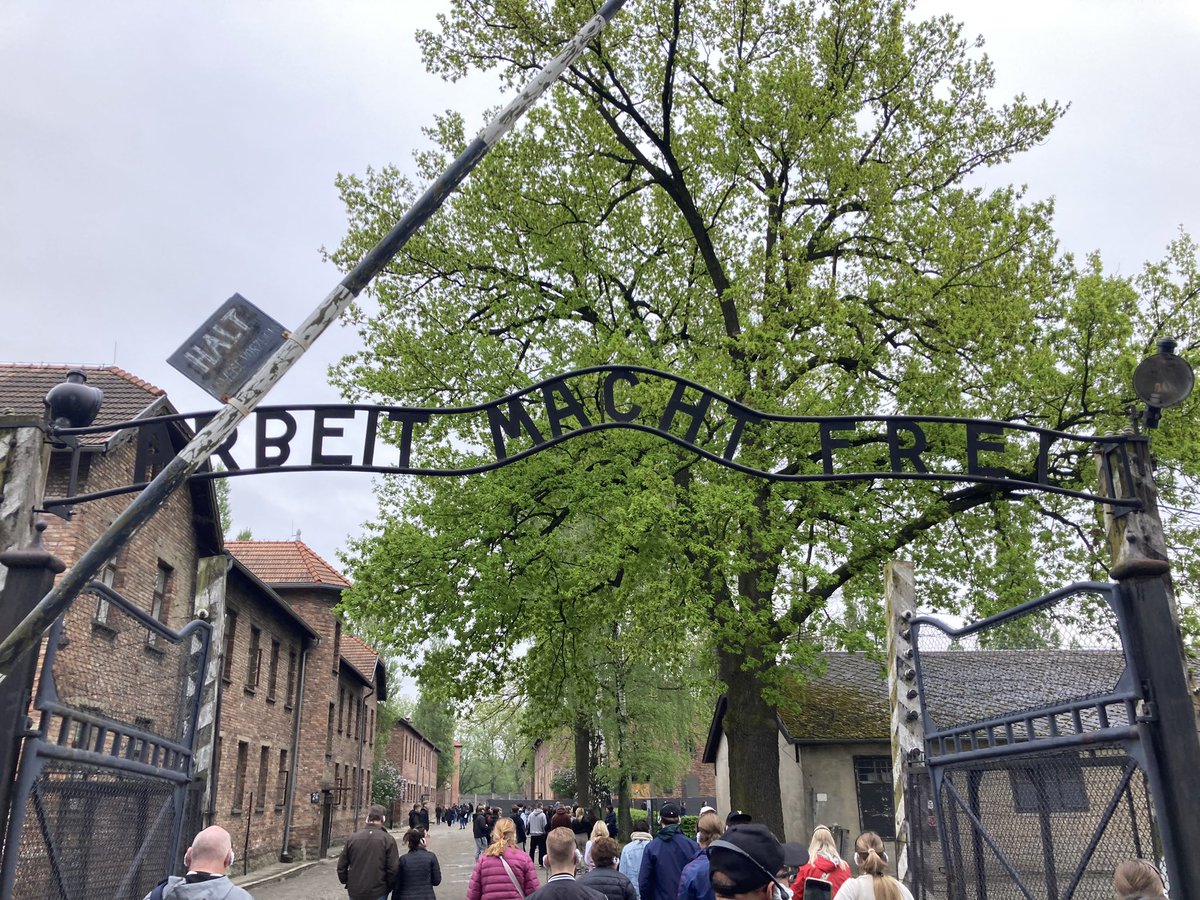 🧵Today I visited Auschwitz-Birkenhau - something I have long felt I should do, because it is vital we learn from this terrible dark period and never forget the #Holocaust, and because of my own work on atrocities in #NorthKorea, #UyghurGenocide, #Tibet, #Myanmar and beyond/