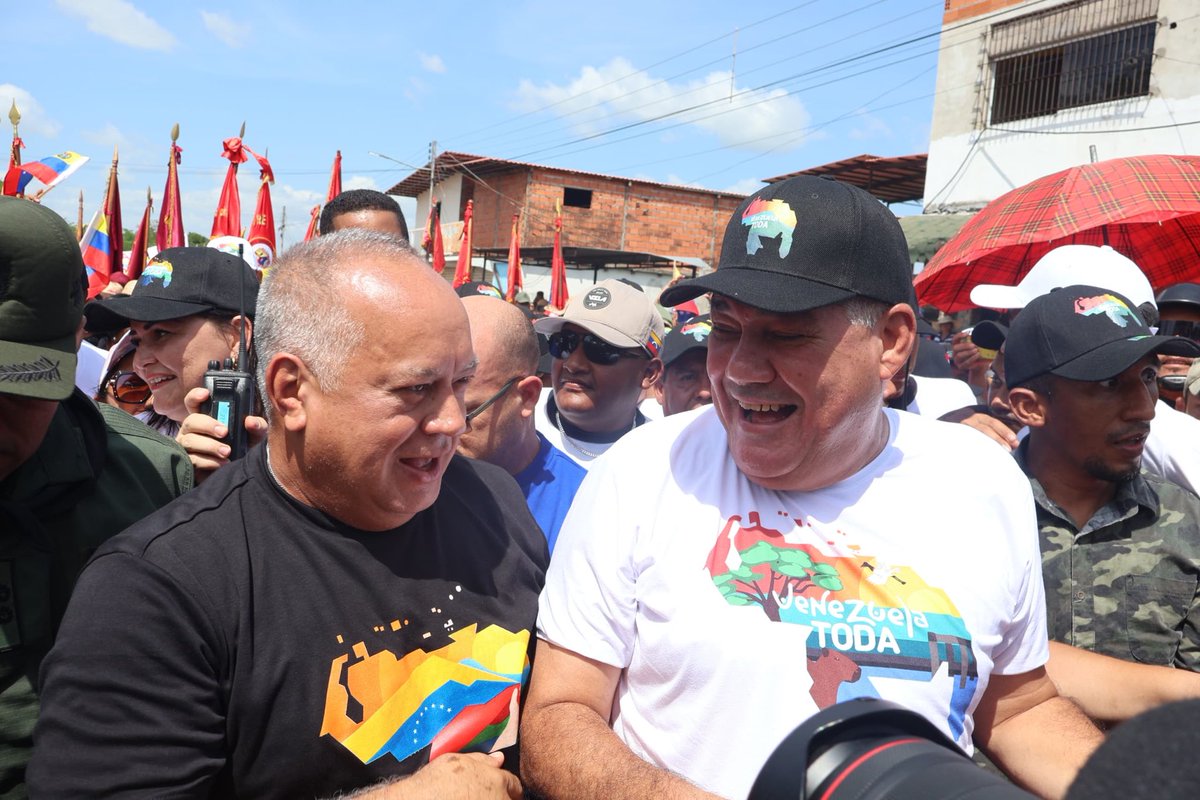 Hoy está cumpliendo años un hermano de la lucha y la vida. Feliz cumpleaños compa ⁦<a href="/dcabellor/">Diosdado Cabello R</a>⁩ larga vida para felicidad de tu familia y regocijo de nuestro pueblo