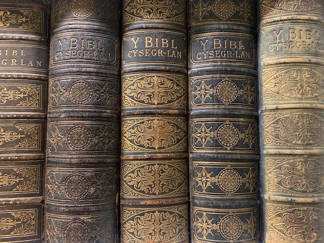 Back in 2023, @NEWalesArchives catalogued a Welsh Bibles Collection and began to unravel some of the stories connected to items from this collection. The latest 'Acid Free' podcast and digital content is centred around this rare collection. Read More👇 bit.ly/3vRFXwG