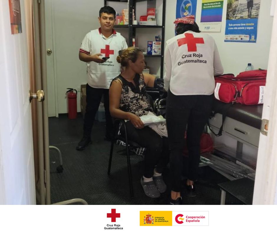 ⚕️#Salud #SomosCooperación I👉Atención prehospitalaria y apoyo psicosocial en el marco del convenio “Contribuyendo a la restitución de derechos de la población migrante y desplazada en Centroamérica y México”. 🤝@CruzRojaGT_ con apoyo de @CooperacionESP #ODS3