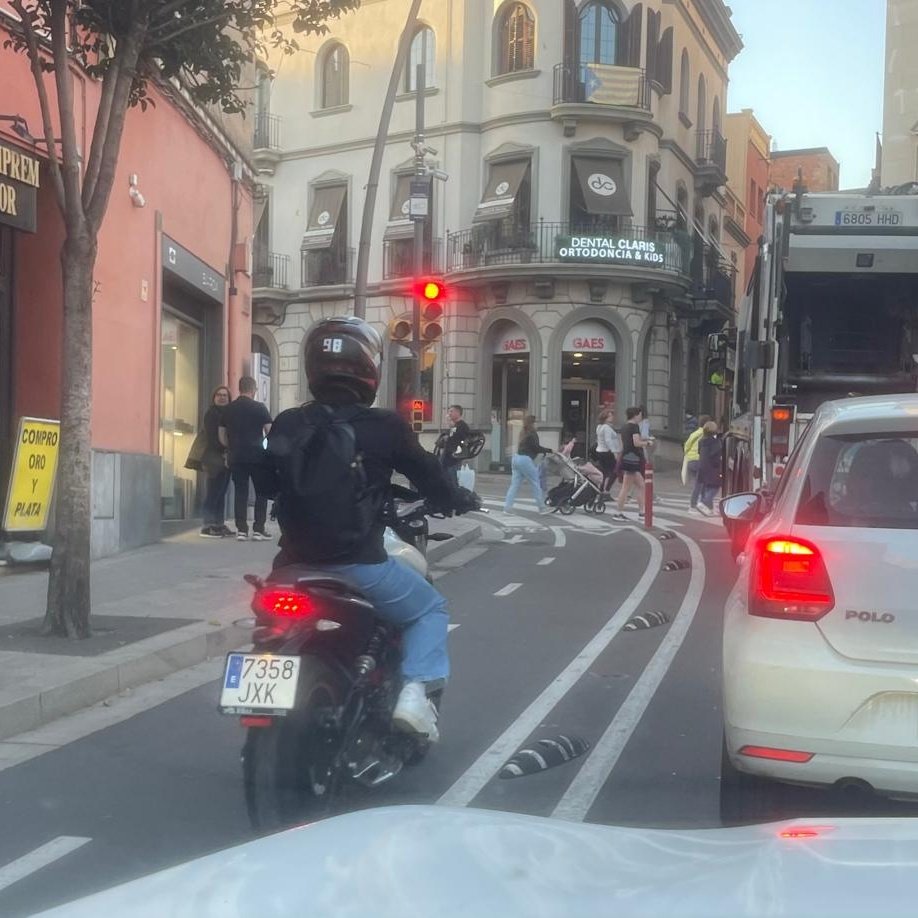 DCBStcugat's tweet photo. Esteu farts/es de les promeses del actual govern de @ajsantcugat? 

Aquí teniu la prova de la nefasta gestió que ha fet del carril bici. Tot fum (literal i simbòlic). 

Com sempre, és la ciutadania la que acaba perdent.
Gràcies @josepmvalles

 #7358JXK
#4478MCS
#5629MJS
#0761MLT https://t.co/bCUBc3o9am