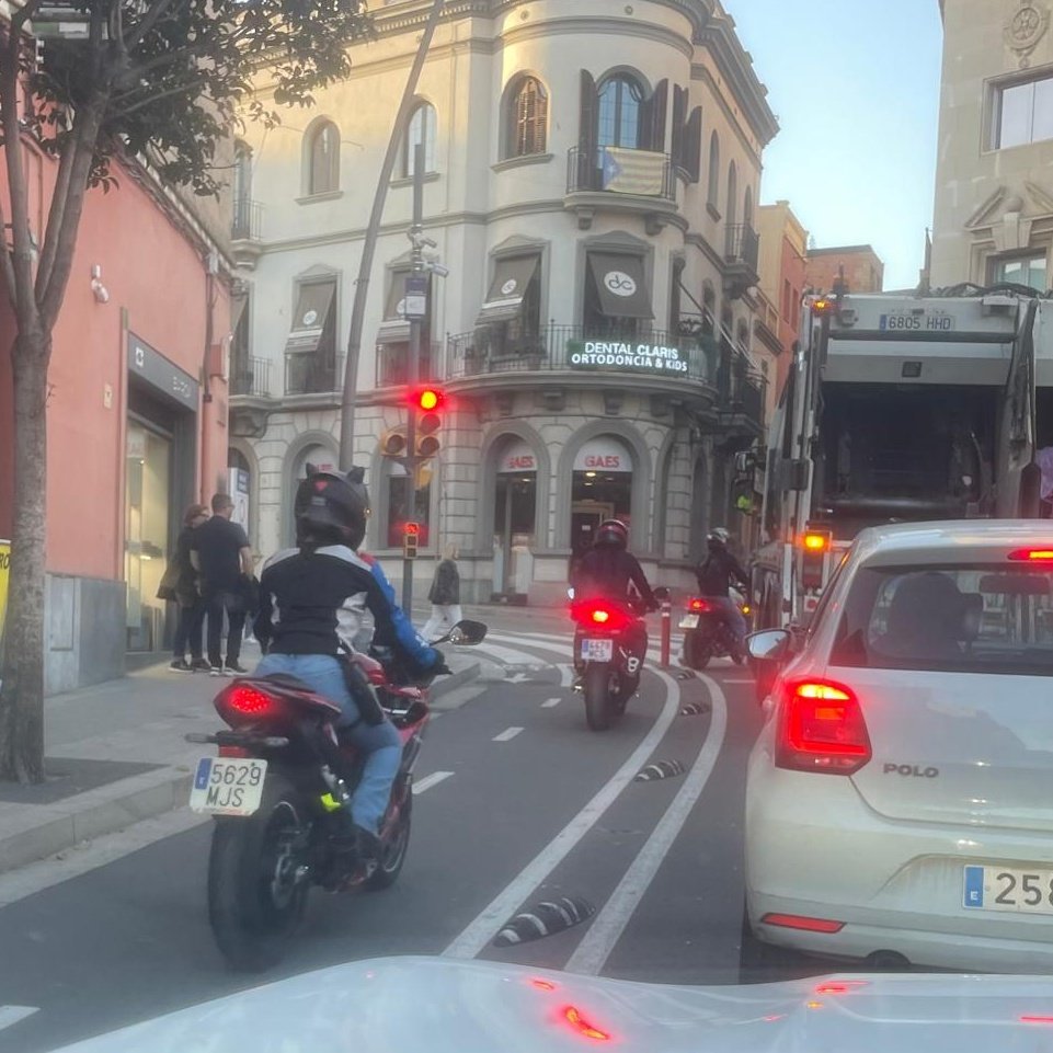 DCBStcugat's tweet photo. Esteu farts/es de les promeses del actual govern de @ajsantcugat? 

Aquí teniu la prova de la nefasta gestió que ha fet del carril bici. Tot fum (literal i simbòlic). 

Com sempre, és la ciutadania la que acaba perdent.
Gràcies @josepmvalles

 #7358JXK
#4478MCS
#5629MJS
#0761MLT https://t.co/bCUBc3o9am