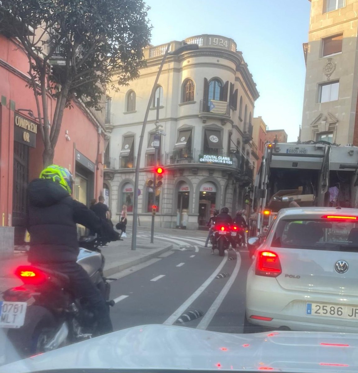 DCBStcugat's tweet photo. Esteu farts/es de les promeses del actual govern de @ajsantcugat? 

Aquí teniu la prova de la nefasta gestió que ha fet del carril bici. Tot fum (literal i simbòlic). 

Com sempre, és la ciutadania la que acaba perdent.
Gràcies @josepmvalles

 #7358JXK
#4478MCS
#5629MJS
#0761MLT https://t.co/bCUBc3o9am
