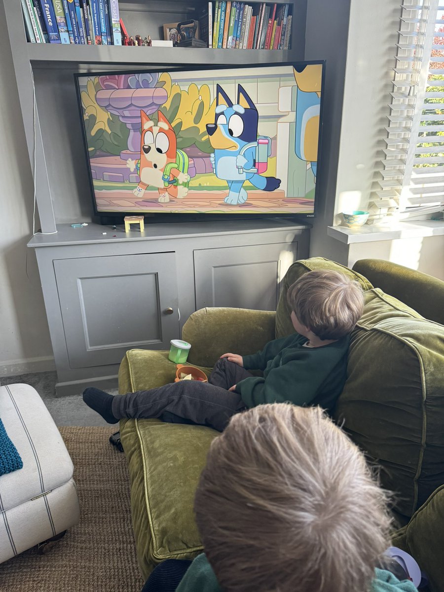 Family premier of the new episode of Bluey 💙🧡💙🧡