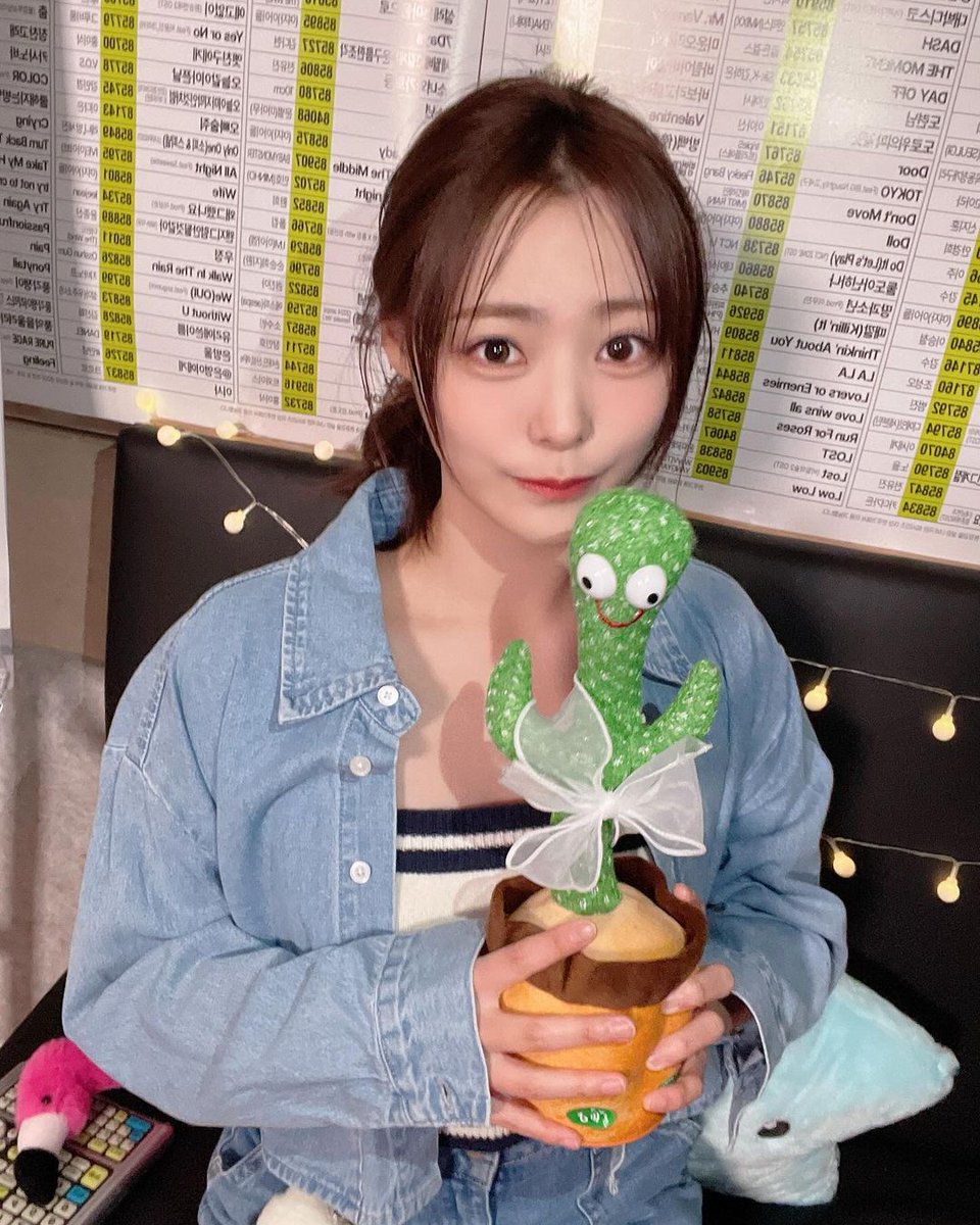vsiyeon's tweet photo. greetings to all! how are things going for you today? i hope it turns out fantastic. i completed a number of tasks today while surrounded by lots of adorable things. for instance, this toy of a cactus is familiar, right? this is cute and appealing! ✧ ˚. ᵎᵎ 🌵 https://t.co/MHbQZcsmPx