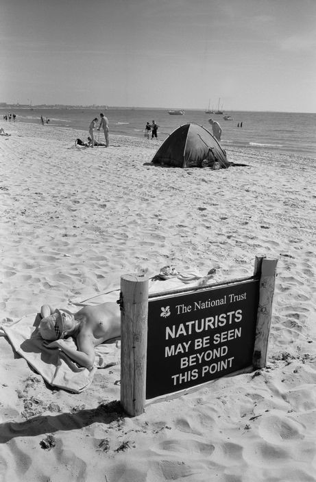📸Stuart Franklin - Studland, UK, 2005
Naturalists on Studland Beach. 
#ZahriPhotooftheDay