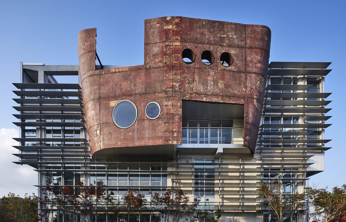 The Yeongjongdo Onnuri #Church stands as a religious center on a developing island near #Seoul, South Korea. Its #design integrates the symbolic form of Noah's Ark with the practical concept of upcycling dismantled ship hulls. ow.ly/2EpZ50Rg3tJ