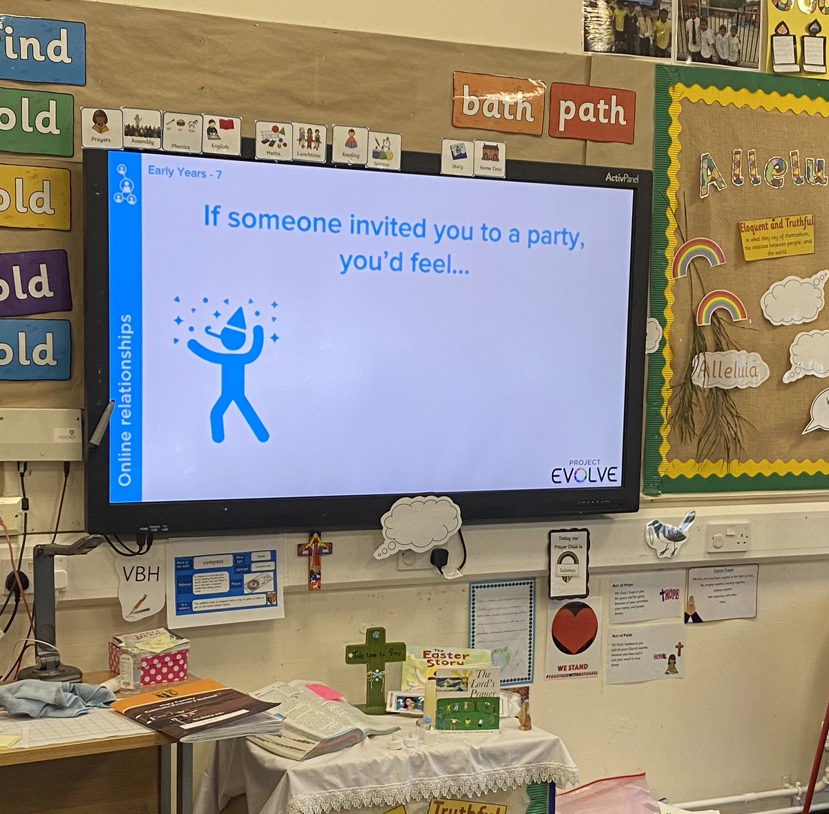 HolyFamilyYear2's tweet image. In our Esafety work we have been learning about the right to say no and to speak to a trusted adult if we are worried online. What would you do problems helped us to understand what to do. #computinghfb10 #esafetyhfb10 @HolyFamilyScho1