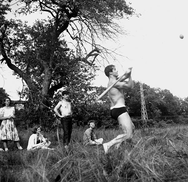 Un acteur nommé désir… Marlon Brando jouant au baseball lors d'un pique-nique de l'Actors Studio (Connecticut 1953) Comme l'écrivit Truman Capote, Brando était alors l'image idéale de la jeunesse américaine: cheveux blond foncé, yeux gris-bleu, allure athlétique @philippe_rouyer