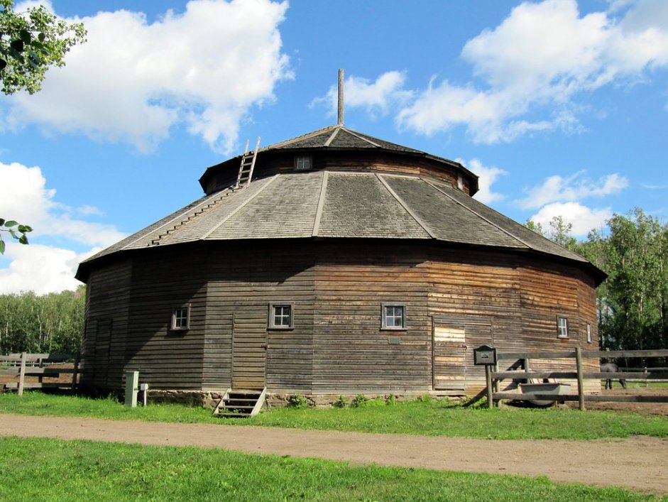 The Henderson House (built 1913 near 170th street and 23 Ave.) and the 20-side polygon, Henderson Round Barn (1903) are highlight features at Fort Edmonton Park. 📷• Bencito the Traveller (Flickr)