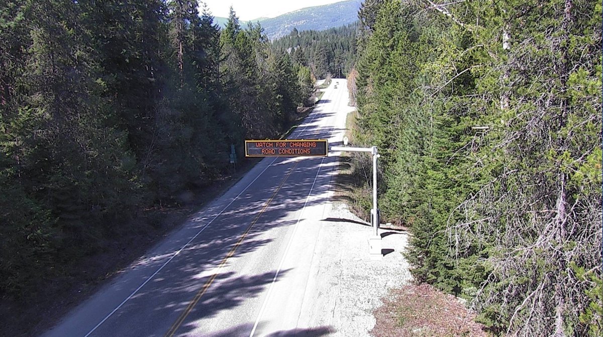 DriveBC's tweet photo. 🆕Our newest Dynamic Messaging Sign (DMS) is now in operation! It's located near the #BCHwy6 & #BCHwy3A junction in the #SouthSlocan / #PlaymorJunction area facing west.
ℹ️ These signs provide you with valuable info on incidents, closures, & road conditions.
❌Unfortunately, a few of our other signs around the province are currently offline due to vandalized equipment. At least one was shot at.😑
ℹ️ We shouldn't have to say this, but please do not cause damage to our equipment. These message boards are installed to help you make informed decisions about your route. #DriveBC