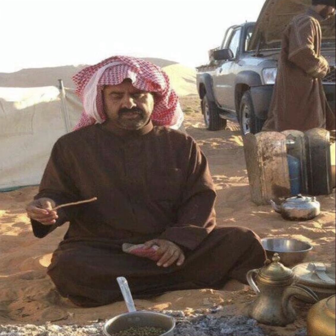 اي والله اني وحيد وخاطري ضايّق 
من عامّا الاول وانا مانيب للهادي 

تقول في الصدر نبرة صوت ابن شايق 
في راس عرقٍ ورى يبرين من غادي