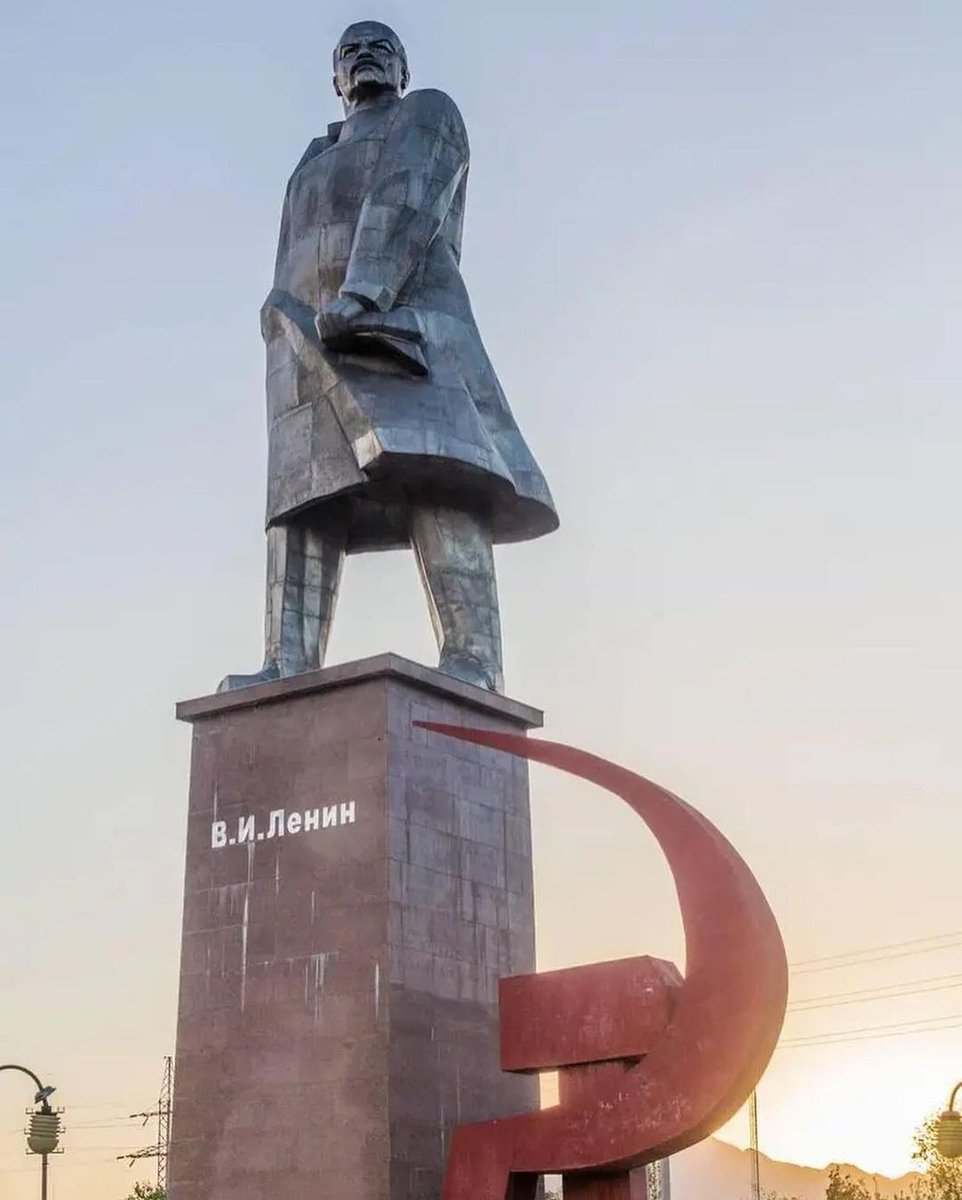 Tacikistan'da bulunan Lenin heykeli.