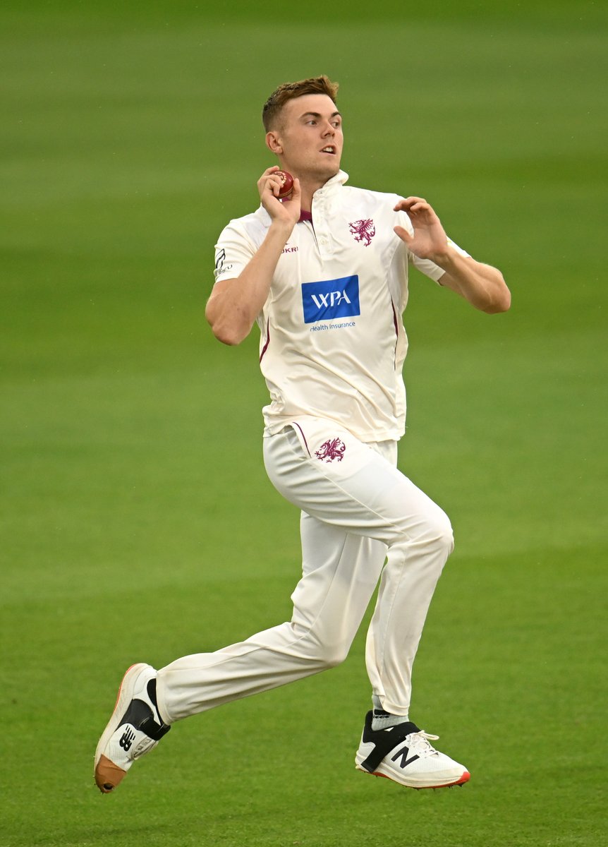 CLOSE: The players shake hands and this @CountyChamp thriller is drawn 

Somerset take 11 points from the match 

Phew 😅

#SURvSOM
#WeAreSomerset