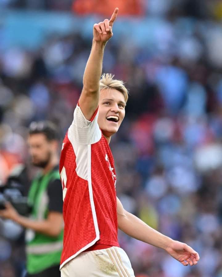 Kariznet's tweet photo. Proud of this guy.... MO8 Captain
Only one left after #ARSAST game applauding arsenal fans https://t.co/caNJG2bopp