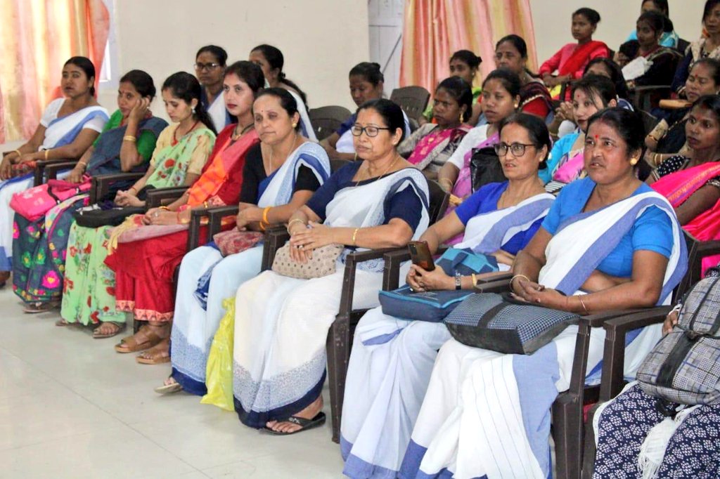 #IndianArmy organised an awareness lecture on #SafeMotherhood at India Club, Digboi, Tinsukia, #Assam for 65 women, to educate & empower mothers & communities on importance of maternal health & safe motherhood practices by Dr Nirza Saikia, Gynaecologist, CHC Digboi. @adgpi