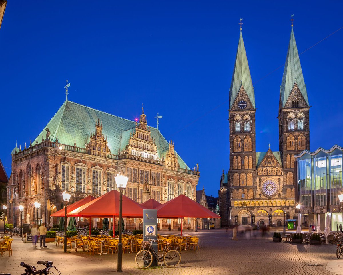 Abends in Bremen, mit Rathaus und Bremer Dom ...

#Bremen