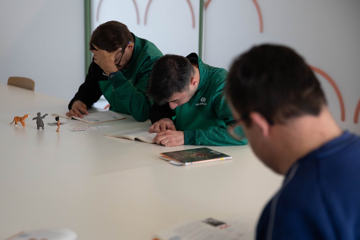 Els dimecres a les 12 h i de forma setmanal, un petit grup de persones del centre ocupacional de Tona, de la Fundació @SantTomas_, es desplaça a la Biblioteca, de forma autònoma, per a compartir un espai de lectura en comú. t.ly/zhvNH