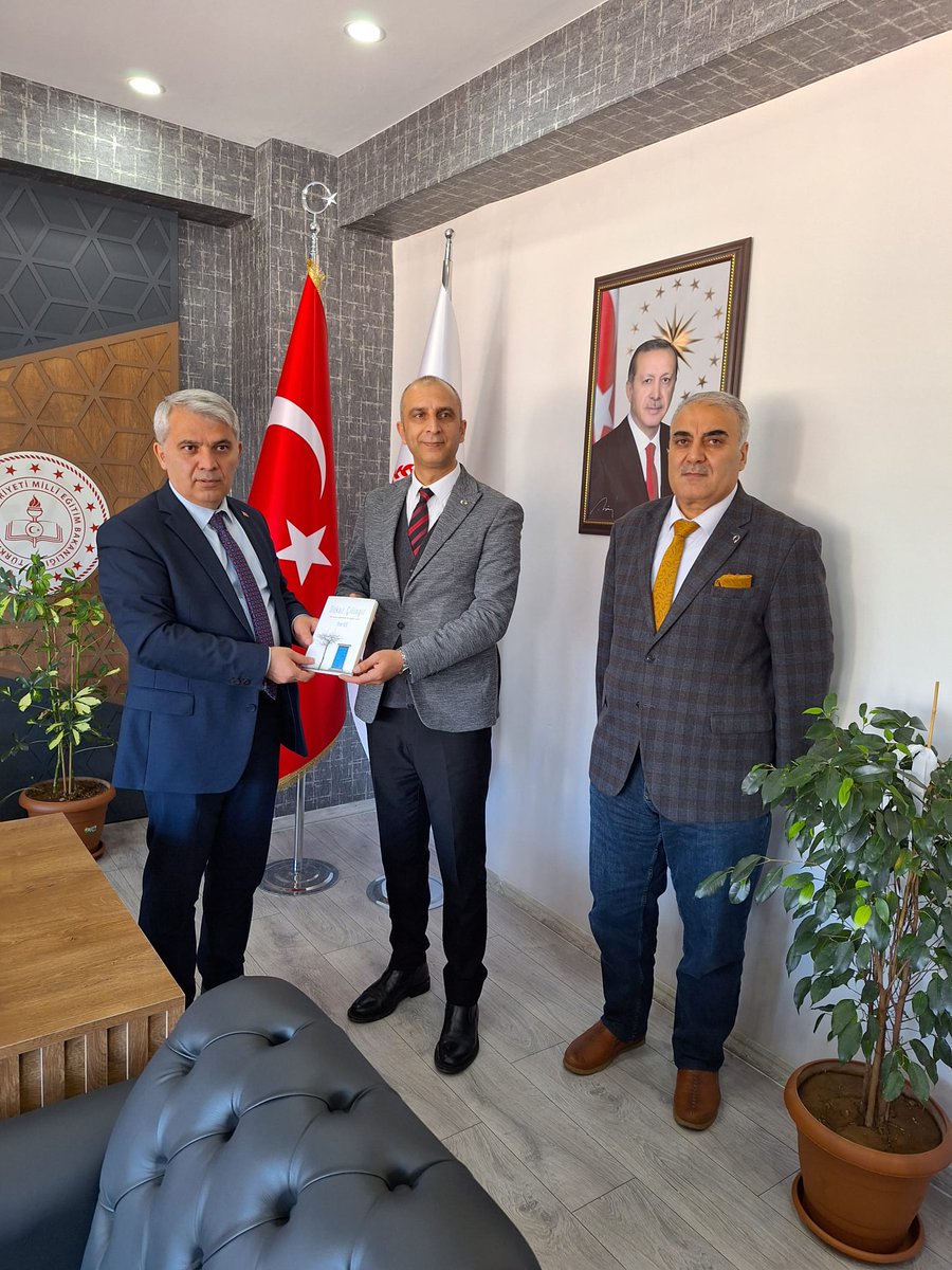 🇹🇷Tarihçi ve Erzurumlu gözüyle değerlendirmesi için Dokuz Çilingir romanımızı, Okul Müdürümüz Cengiz Savaş ile birlikte İlçe Milli  Eğitim Müdürümüz Sn. Abdurrahman Gazioğlu'na takdim ettik. Keyifli okumalar diliyoruz... 
<a href="/hamidiyemtal25/">Hamidiye Kız Mesleki ve Teknik Anadolu Lisesi</a>
<a href="/cengizsavas25/">Cengiz savas</a> <a href="/AGazioglu25/">Abdurrahman GAZİOĞLU</a> <a href="/Yakutiyemem/">YAKUTİYE İLÇE MEM</a>