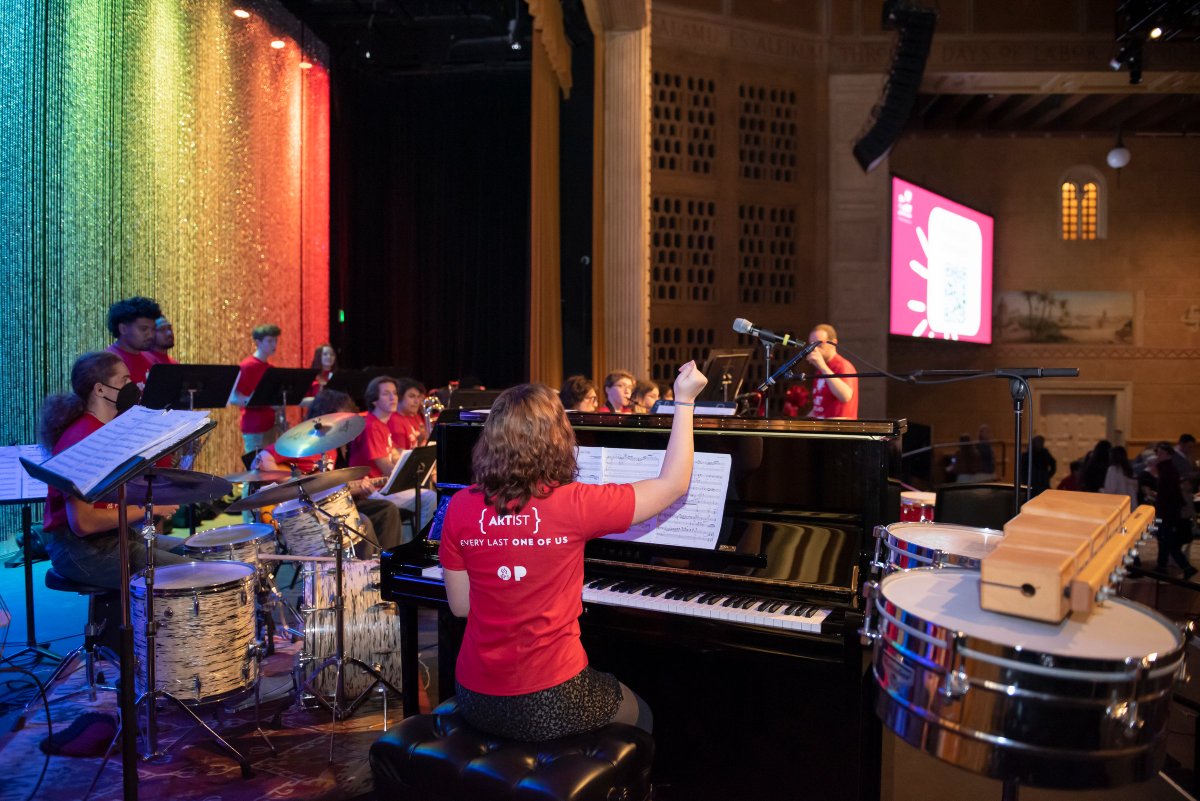 PPSConnect's tweet photo. 🎉 Calling all art enthusiasts! 🖼️ Don't miss the chance to witness the talent of PPS students at the 2024 HeART of Portland! 🌟 Mark your calendars for April 16th and immerse yourself in a world of wonder and creativity! 🎨 #PPSPride #CreativeCommunity #HeARTofPortland https://t.co/Gi0ccYPCN3