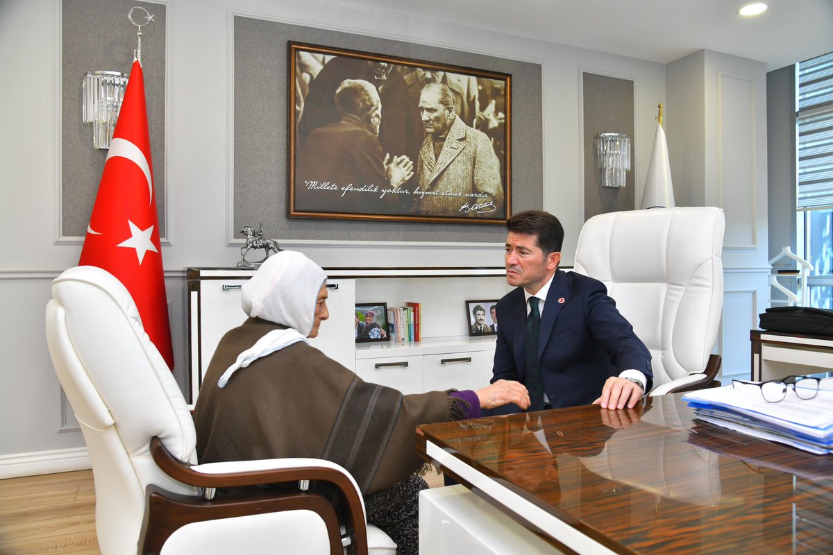 Bugün çok özel bir misafirim vardı. Akyazı’da seçim çalışmalarımız sırasında destek ve dualarını istediğim Mecbure teyzemiz, bizi tebrik etmek için ziyaretimize geldi, beni çok mutlu etti. 
Kendisine ve bütün büyüklerimize sağlık ve afiyetler diliyor, saygı ve hürmetle ellerinden…