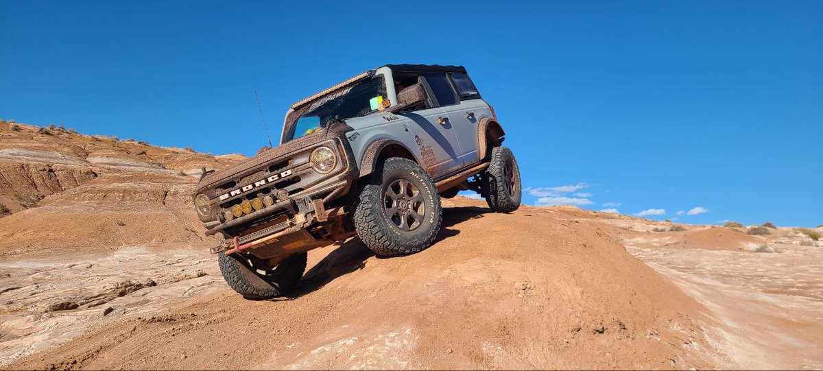 saddogclub's tweet photo. ๐ BRAND NEW Build Breakdown of @freshwatercacti 's 2020 Bronco is UP ๐ฅ๐ฅ
๐ Open the hood on the beast LINK BELOW ๐
https://t.co/CvTzwWP8rI
#bronco #mudslinger #ford #trucklove #broncolove https://t.co/zXYiEhm7mb