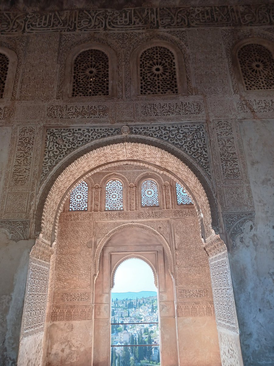 Burası Granada'daki Elhambra Sarayı. Endülüs İslam İmparatorluğu'nun İber yarımadasındaki yönetim ve yaşam merkezi. Ne yazık ki bilet bulmak çok zor. Bireysel ya da grupla gezenler en az 3 ay önce sarayın kendi web sitesinden bilet almalı. Yoksa yok. Biz hep karaborsadan bilet