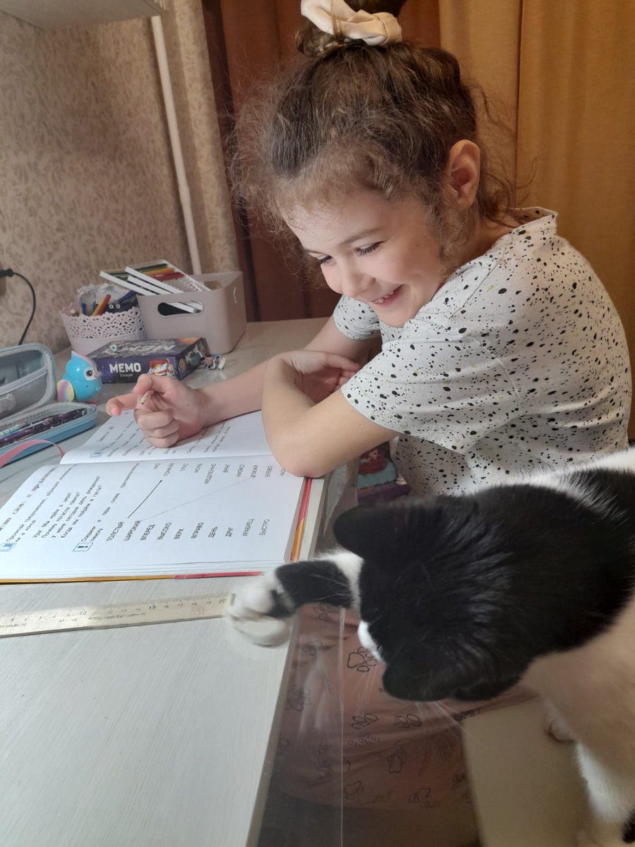 Заниматься не скучно, когда под боком есть воришка!