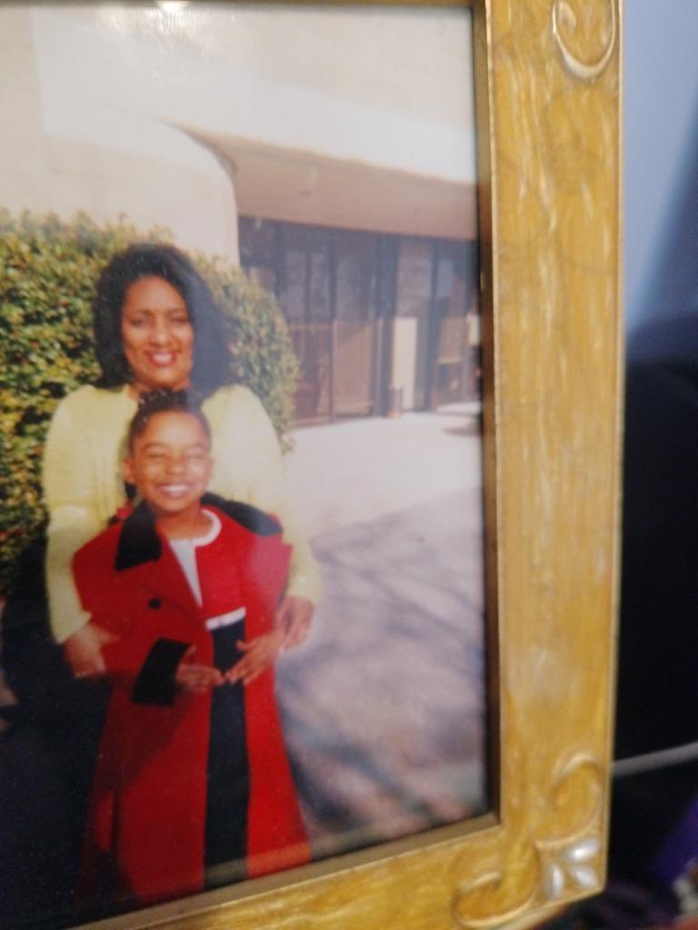 davidbackwards's tweet photo. ran into bruce bruce at the airport this morning ✨

my mom was his realtor back when i was 6 years old. i was at the closing table when he purchased his home (as i was for several of my mom’s clients growing up) 😊

#atlantarealtor #atlantarealestate #atlrealtor #georgiarealtor https://t.co/ql35sxPkEC