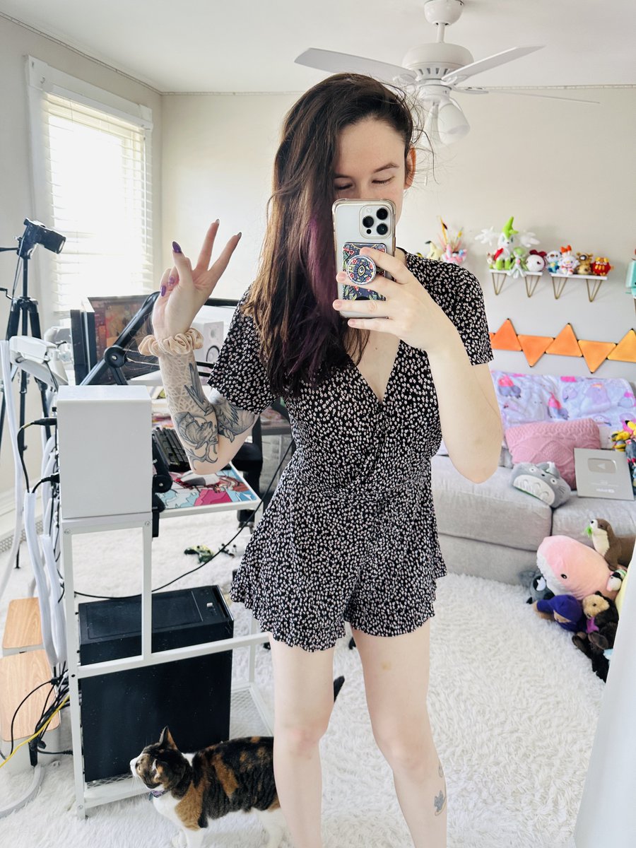 Ayoo the weather is super nice and I FINALLY GET TO WEAR CUTE SPRING CLOTHES YAYYYY also I’m live hi :3 ✨ twitch.tv/bloody ✨