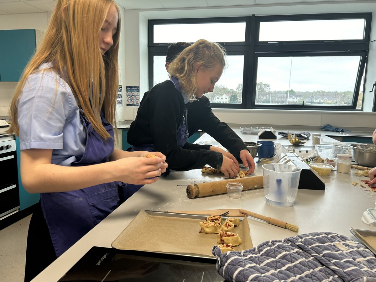 MrsRRichards15's tweet photo. 2/2
Year 7 Pizza Pinwheels so far… https://t.co/8XJdbYaeWI