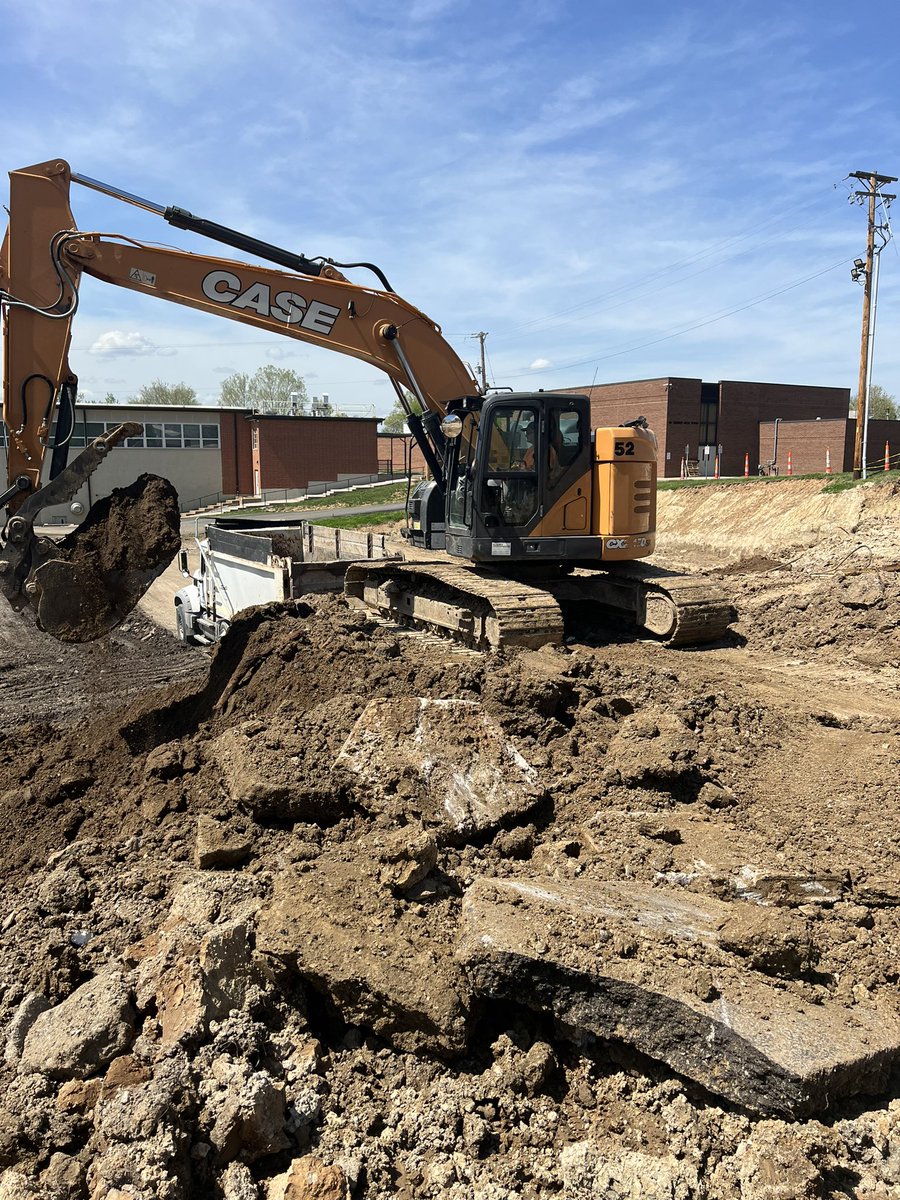 Nick Reed is a former student of @DrClintFreeman. He is running the heavy equipment at the site of the future @HHSBlackcats Gymnasium. This is so awesome to see when former students are successful. @BlackcatMatt @BlackcatUpdates @JoeFWillis