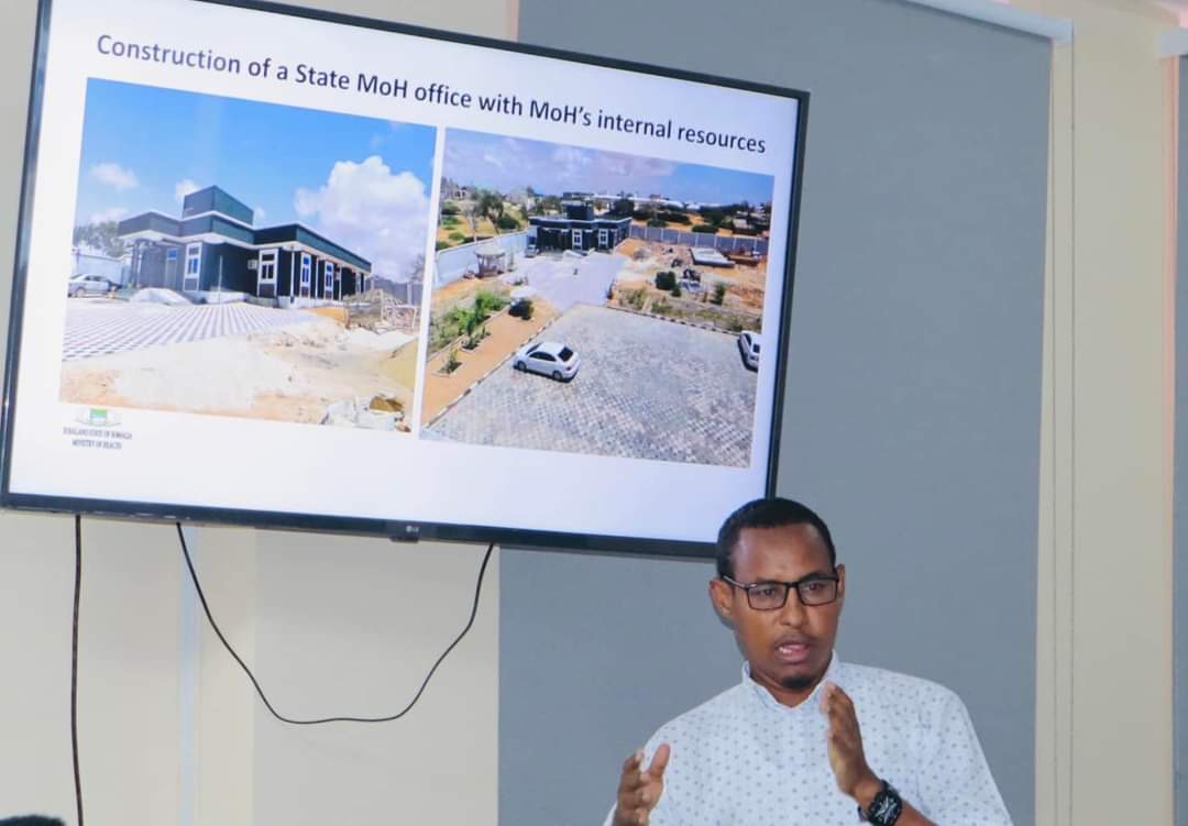 JubalandMoH's tweet photo. Today, @JubalandMoH Minister, H.E @ismail_garas received @SaveChildrenSO delegation in #JMoH office Kismayo. The team included CEOs from #Sweden & #Switzerland. The visit was to oversee the impact of the Community Health &Social Accountability program (CHASP) project in #JSS https://t.co/cQJvtwVaUI
