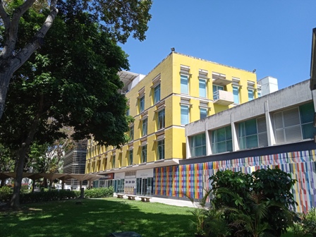 Edcruzideas's tweet photo. #arquitectura 
 "Centro Cultural UCAB", 2013, arquitectos Francisco Pimentel y Oscar Capiello,  con alta tecnología, espacio, color, etc.   Contiene salas de exposiciones, de eventos, Biblioteca Central, archivos, otros. Y un  mural de Juvenal Ravelo.   
 #arte #UCAB #photography https://t.co/PbSQwZrldF