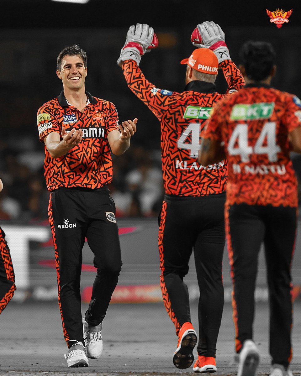 SunRisers's tweet photo. Wicket no. 3️⃣ for Pat 🙌

#PlayWithFire #RCBvSRH https://t.co/1i2F3S5Wlv