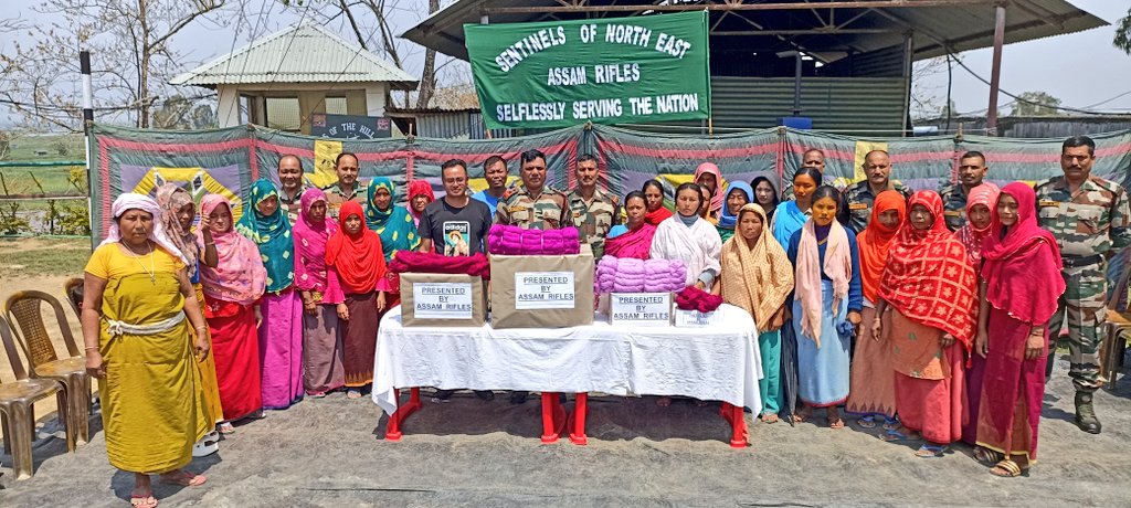 #IndianArmy distributed spools of wool & essential items for knitting shawls, sweaters & blankets to displaced families in Komlakhong & surrounding villages, Bishnupur district, #Manipur. Over 500 women benefit. #WomenEmpowerment @SpokespersonMoD @adgpi @easterncomd @MyGovManipur