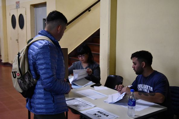 🗳️Primer día de elecciones del Claustro Estudiantil en #DerechoUNLZ

👉Recordá: de lunes a miércoles de 10 a 20hs, y el jueves de 10 a 21hs.

🪪Para votar, deben presentar el DNI. El voto es obligatorio.