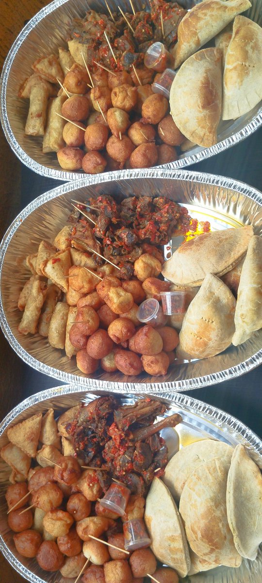 This work gave me serious anxiety but it was worth it☺️
Customer was satisfied 🥳🥳🥳
10 samosa
10 spring roll
20 puffpuff
10 peppered beef
10 mosa
5 meatpies
5 peppered chicken
18k per platter