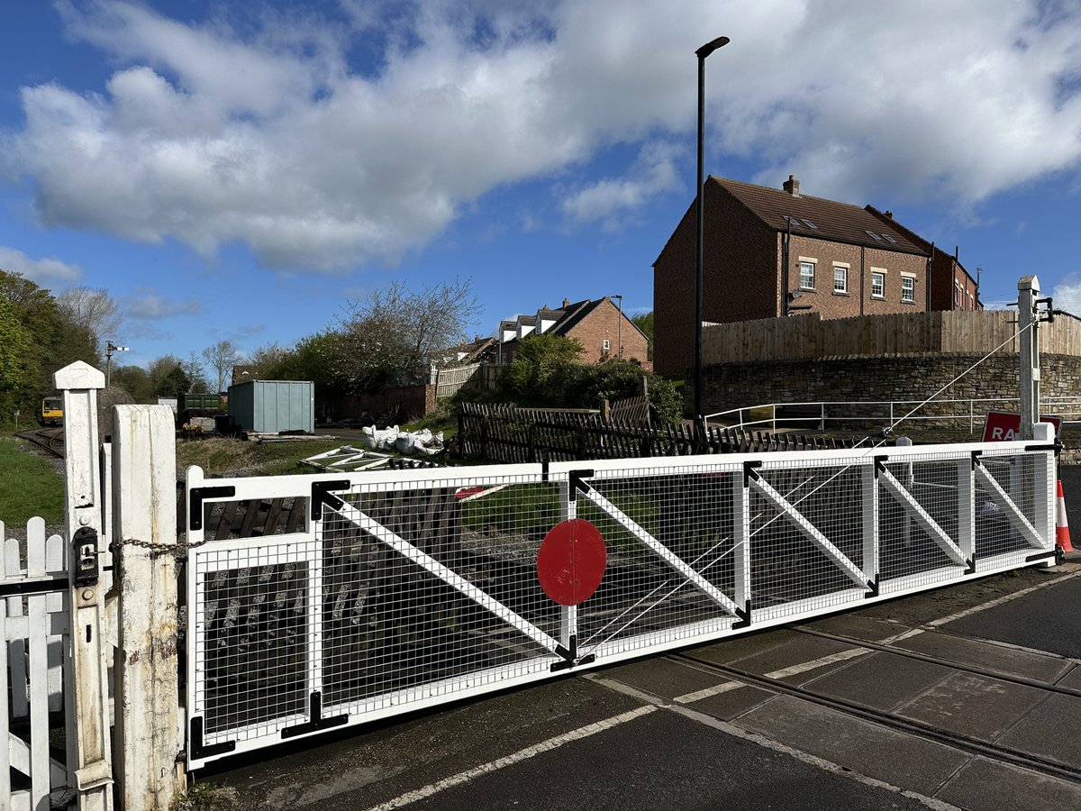 We’ve replaced one of the crossing gates at Bedale Station! The work was carried out by our director Tim Williamson and the gate was produced by William Lambert of the Woodcraft Studio near Hawes, #NorthYorkshire. 📸Nick Keegan #railway #wensleydalerailway #yorkshire #heritage