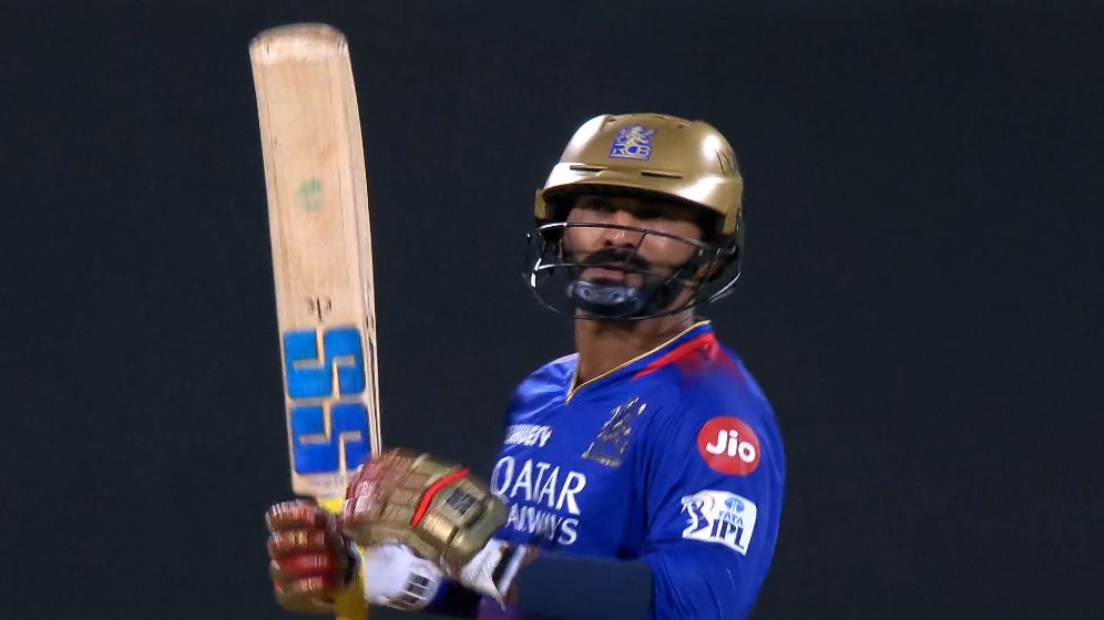 DINESH KARTHIK, THE 38 YEAR OLD FINISHER...!!!! 52* in just 23 balls - what a knock. He's giving his best for RCB. 👌