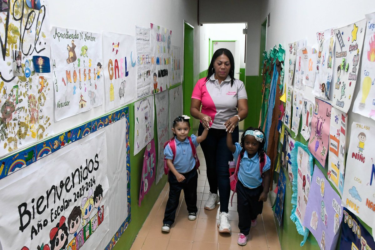 _LaAvanzadora's tweet photo. Como maestra me siento emocionada de ver nuestros centros educativos rehabilitados, equipados y hermosos. Pdte. @NicolasMaduro, sus maestros y maestras estamos cumpliendo con el Gobierno Bolivariano.

@MPPEDUCACION https://t.co/MgiqmjI3zU